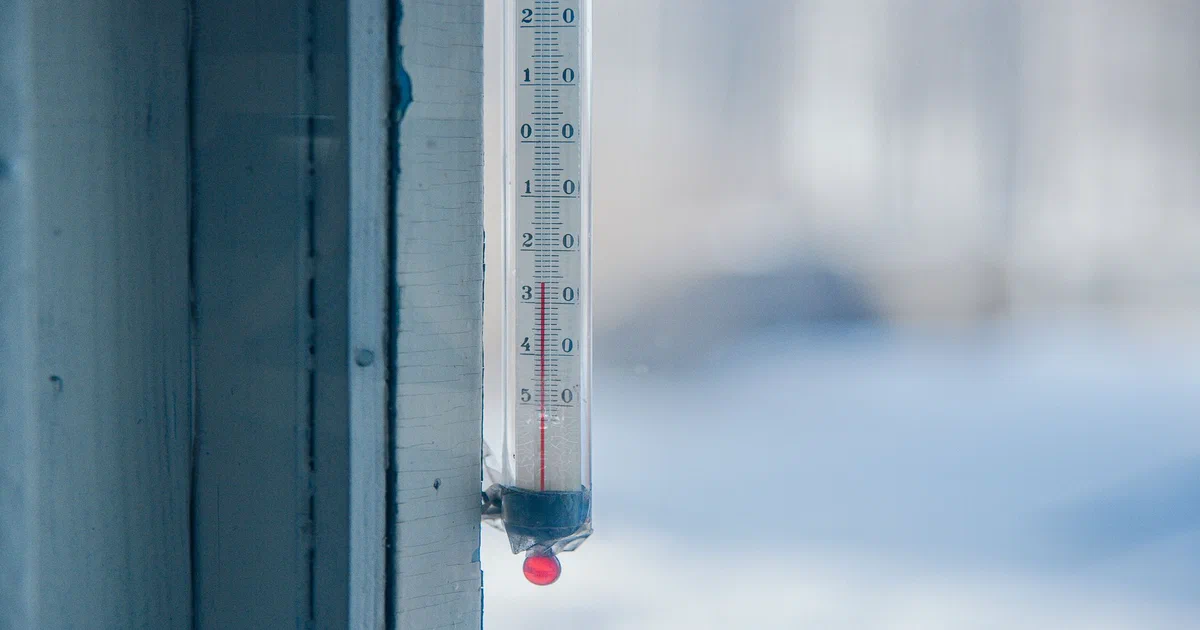 Thermomètre extérieur près d'un patio en bois par une journée ensoleillée
