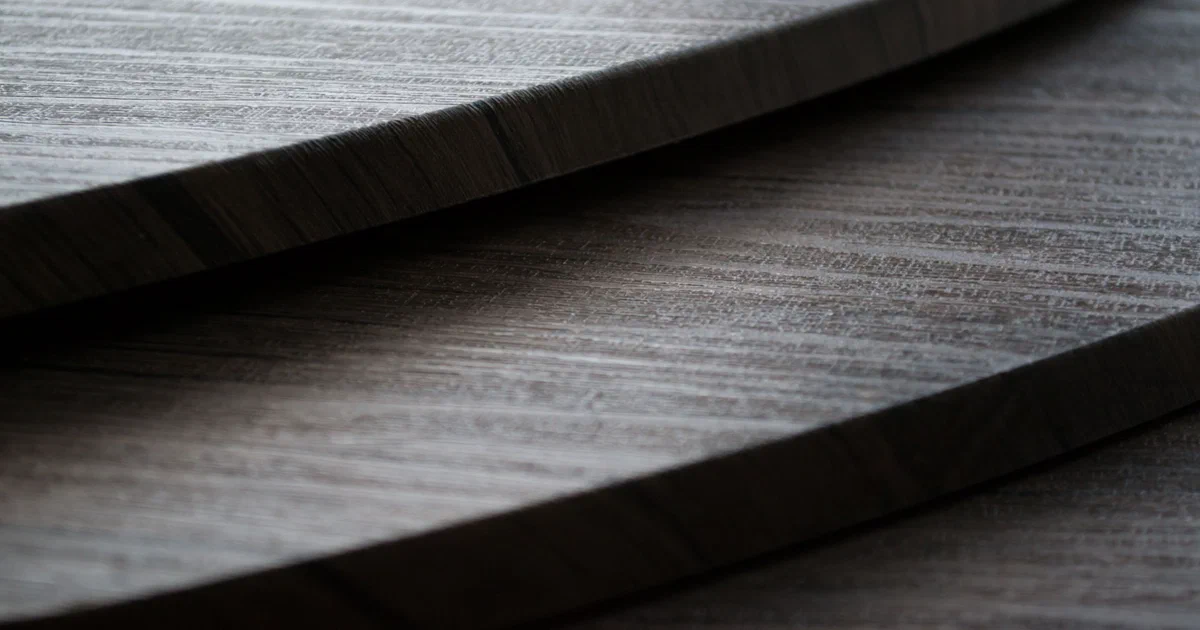 Patio en cèdre teint avec une teinture semi-transparente laissant voir le grain naturel du bois