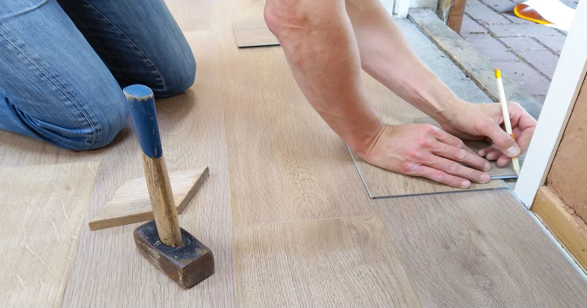 Nettoyage d'un patio en bois avant la teinture